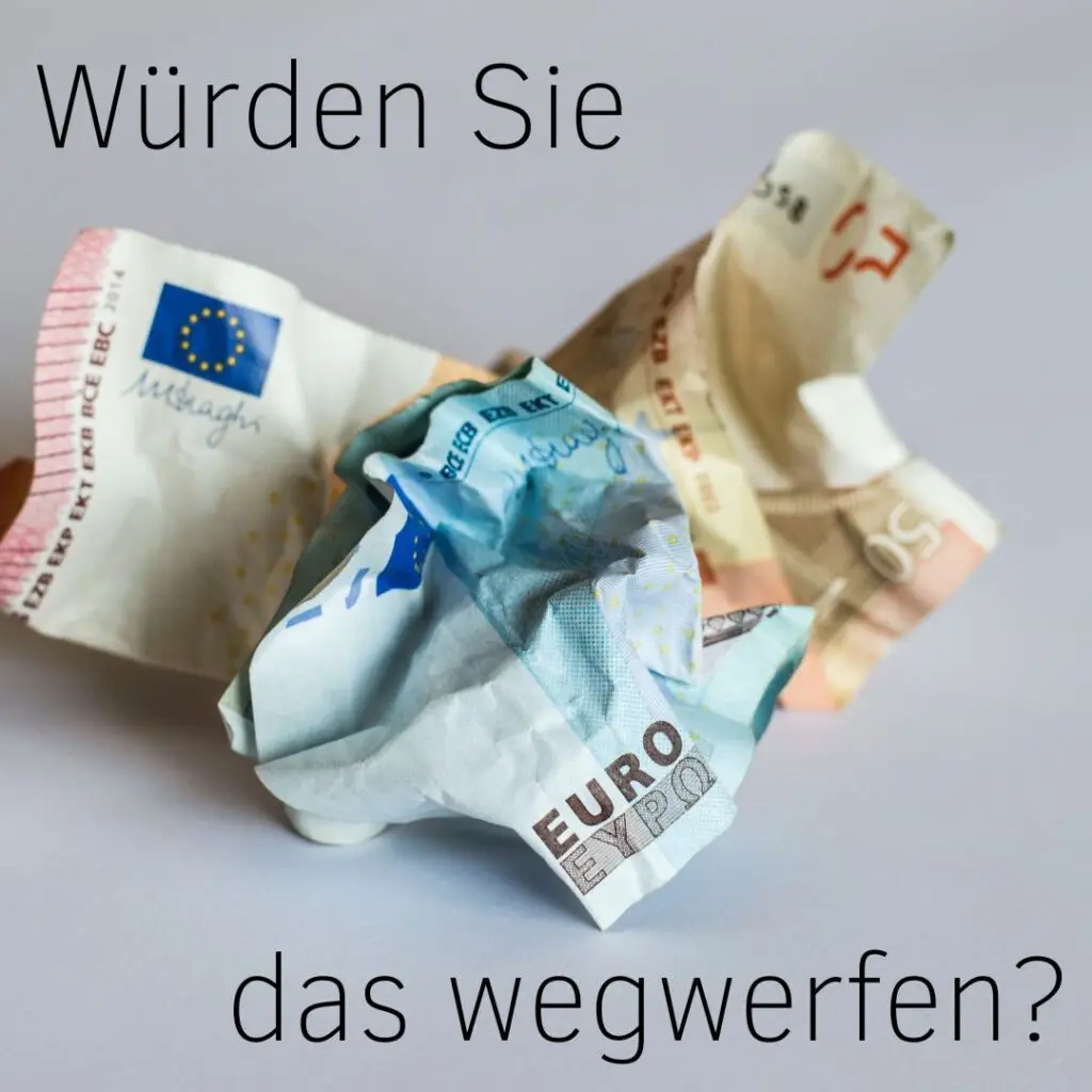 Symbolfoto: Zerknitterte Euro-Geldscheine als Metapher für nachhaltige Ressourcenschonung im Arbeitsalltag.