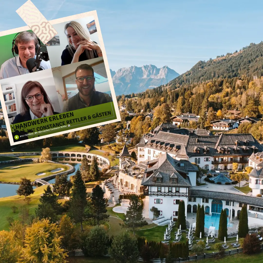 Kombiniertes Bild mit zwei Ebenen: Im Hintergrund das Schlosshotel Kitzbühel, eingebettet in herbstliche Berglandschaft mit Golfplatz und traditioneller Architektur. Im Vordergrund links oben ein eingeblendetes Polaroid-Motiv des Podcasts „Handwerk erleben“ mit Constance Rettler und weiteren Gästen im Gespräch. Oben rechts das Logo der Dr. Rettler Service GmbH (DRS).