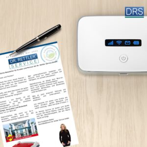 Auf einem hellen Schreibtisch liegt der DRS-Newsletter Mai 2025 neben einem mobilen WLAN-Router und einem Kugelschreiber. Das Titelthema behandelt Digitalisierung, Bürokratieabbau und die Rolle stabiler Netzwerke – symbolisiert durch eine Fritz!Box. Die Szene steht für moderne Kommunikation, smarte Prozesse und eine zukunftsgerichtete Gebäudereinigung