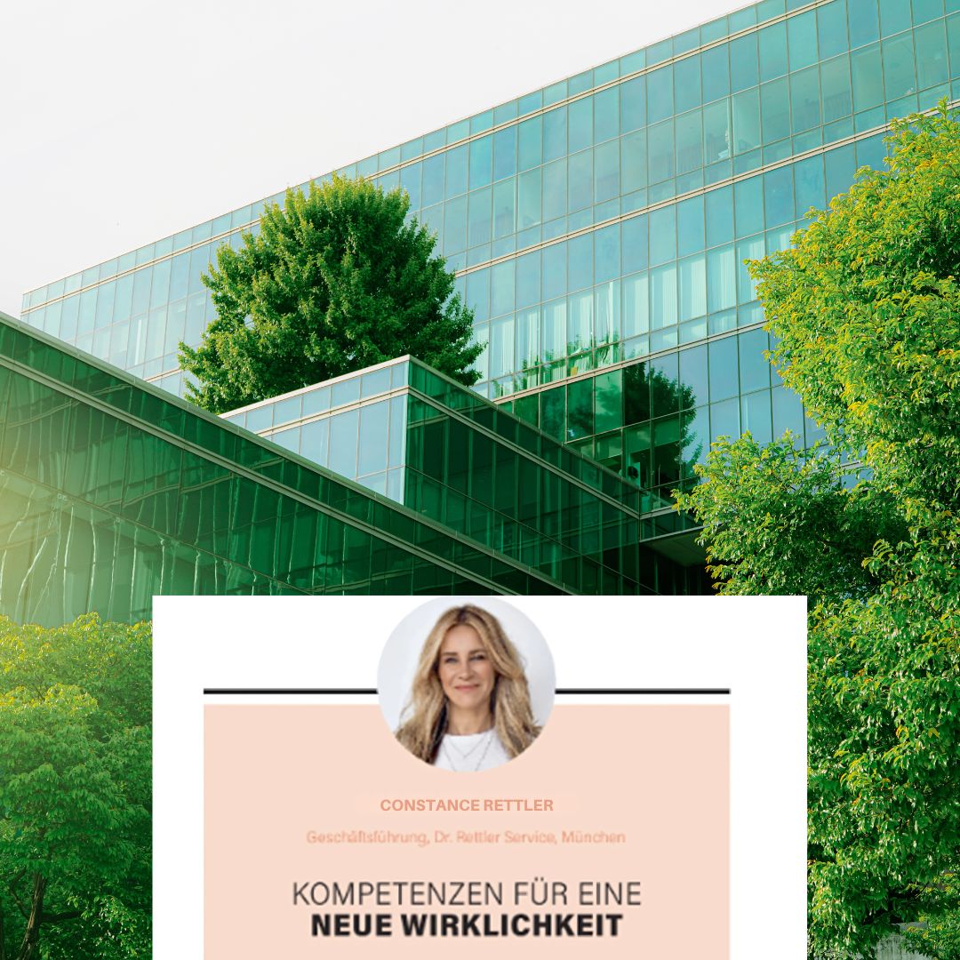 Modernes Bürogebäude mit Glasfassade und grünen Bäumen im Vordergrund. Im unteren Bildbereich ist ein Ausschnitt aus der Fachzeitschrift rationell reinigen zu sehen, mit Foto und Kommentar von Constance Rettler zum Thema „Kompetenzen für eine neue Wirklichkeit