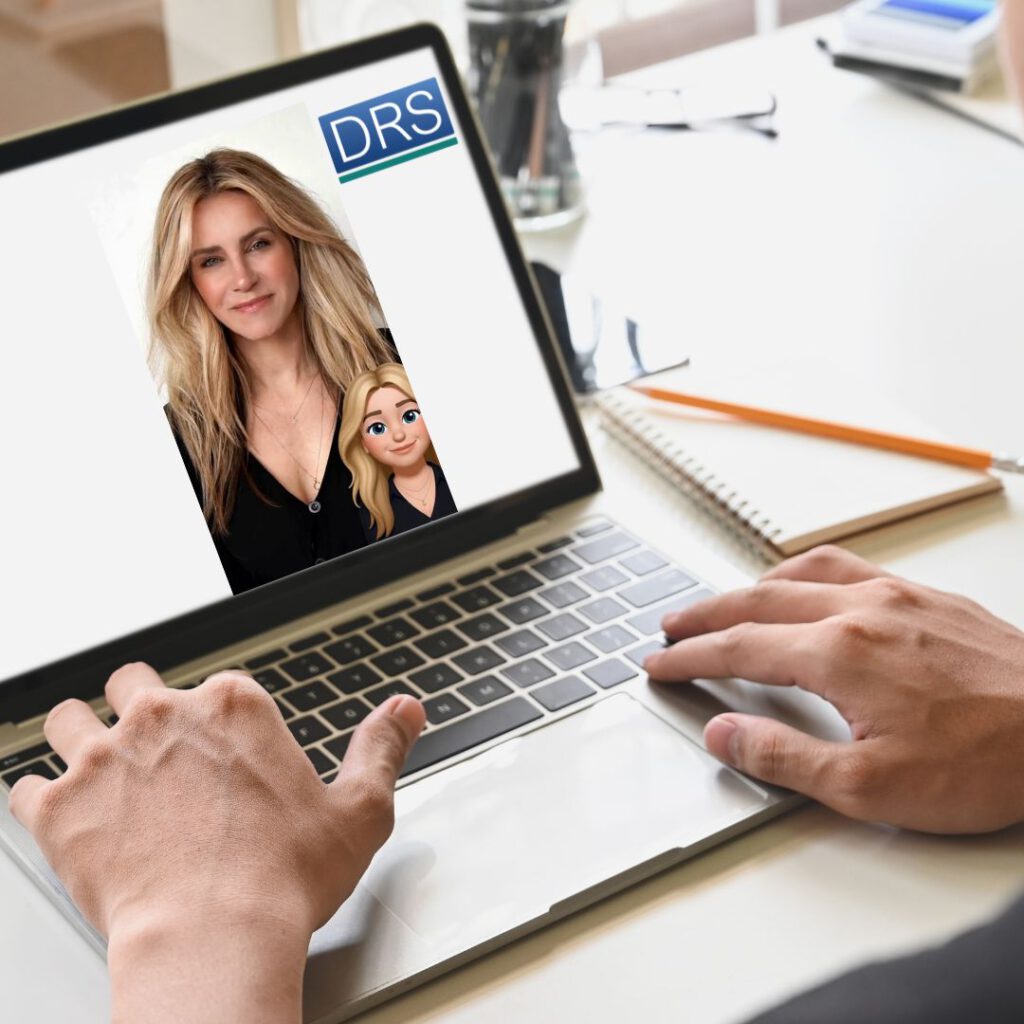 Constance Rettler, Geschäftsführerin der Dr. Rettler Service GmbH, steht in einem modernen Besprechungsraum mit Tablet in der Hand und spricht über den Einsatz von Künstlicher Intelligenz im Mittelstand. Hinter ihr eine Präsentation mit Grafiken zu Digitalisierung, Effizienz und Nachhaltigkeit. Die Szene visualisiert den Artikel „Wie viel KI verträgt dein Betrieb?“ über Chancen, Kosten und Förderprogramme für KI im Unternehmensalltag.