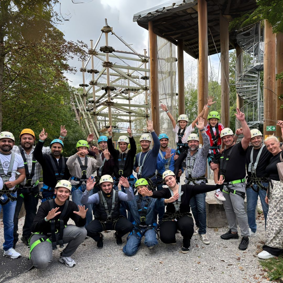 DRS-Team beim Teamevent im Hochseilgarten: Mitarbeiterinnen und Mitarbeiter klettern, lachen und unterstützen sich gegenseitig – ein Tag voller Mut und Zusammenhalt.