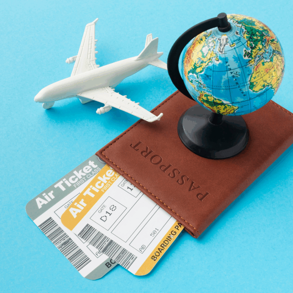 Symbolfoto zum Thema Reisen: Ein Miniaturflugzeug, ein Reisepass mit Bordkarte und eine kleine Weltkugel auf blauem Hintergrund. Das Bild steht für Fernweh, neue Perspektiven und die inspirierende Wirkung des Reisens – im Kontext von Führung, Lernen und persönlicher Entwicklung.